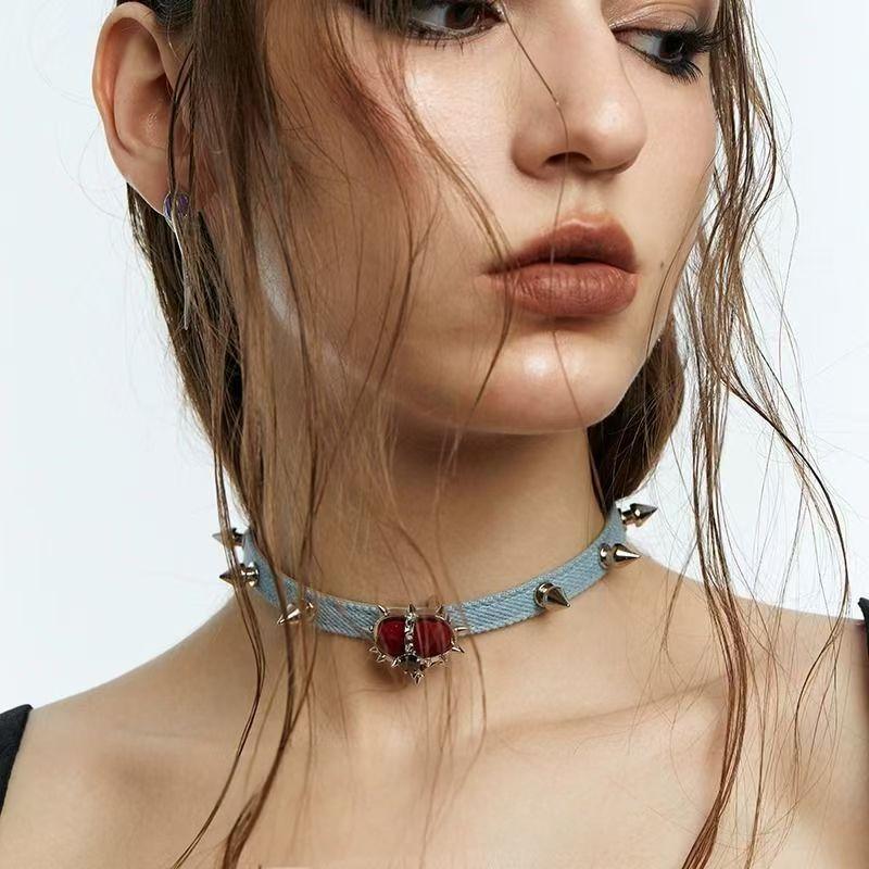 Gothic Heart of Thorns Studded Leather Collar – Edgy gothic fashion accessory with metal studs