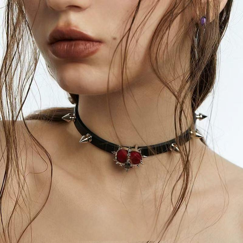 Gothic Heart of Thorns Studded Leather Collar – Edgy gothic fashion accessory with metal studs