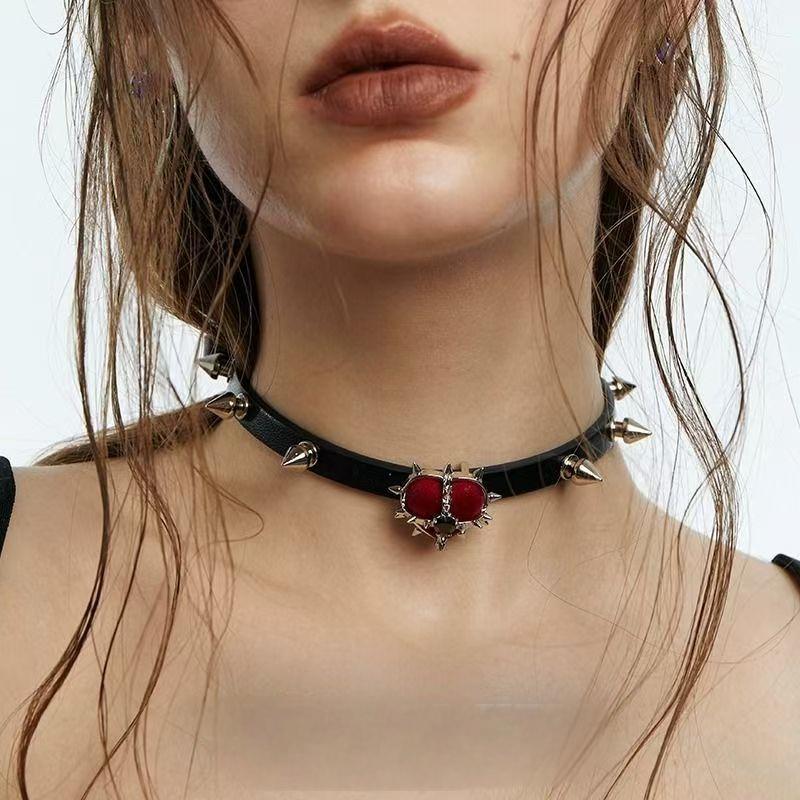 Gothic Heart of Thorns Studded Leather Collar – Edgy gothic fashion accessory with metal studs